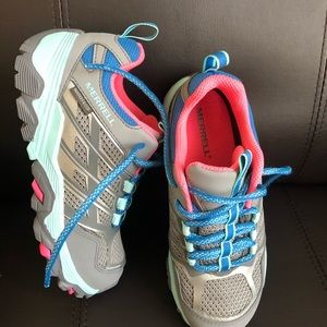Merrel girl’s shoes size 13.5 wide.